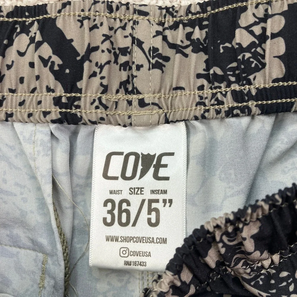 Cove Mens 36 Hybrid Performance Beige Black Snakeskin Print 5in Inseam